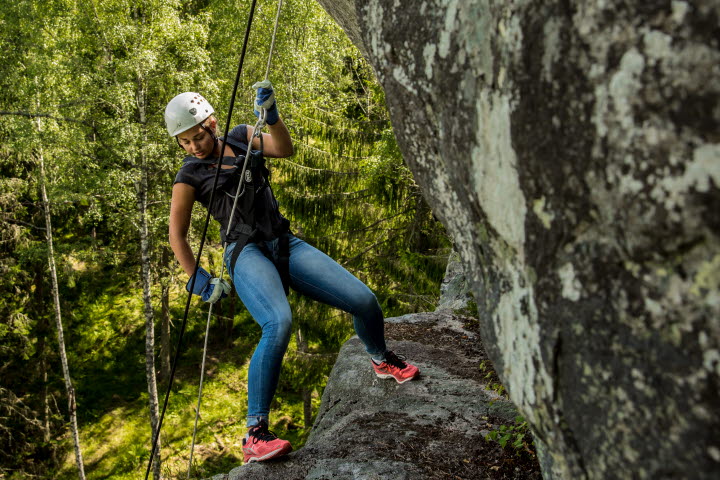 Flicka bergsklättrar i Granvik. 