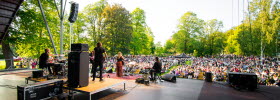 En konsert på sommaren med en bild över publiken i Stadsträdgården.
