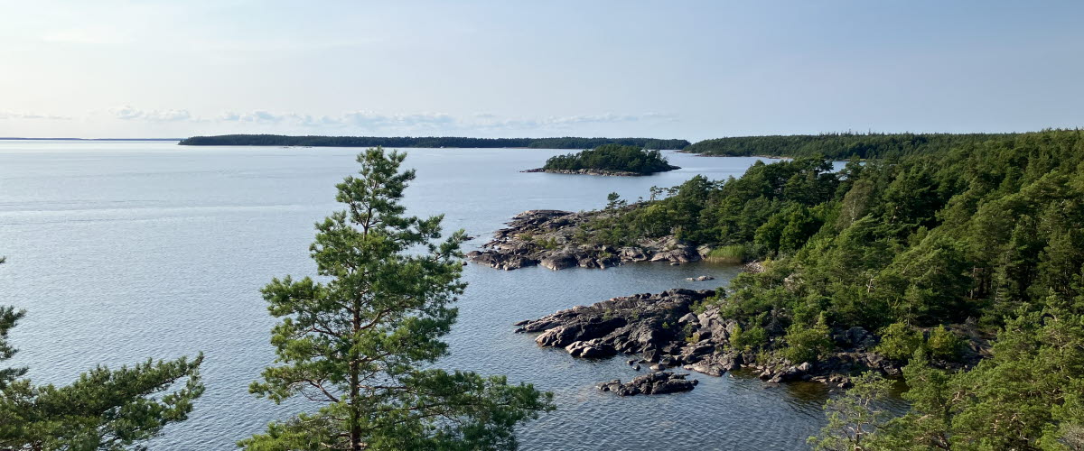 Utsikt över klippor, vatten och skärgård i Vänern.