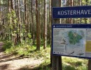 Reservatsskylt Saltö längs en stig med information och karta över området.