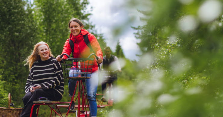 Två personer cyklar dressin.