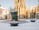 Stortorget med Krönikebrunnen i centrala Skara