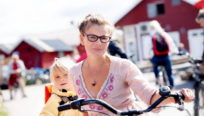 Solig sommardag på Sydkoster med en mamma och barn med cykel