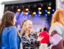 Vänner roar sig på en musikfestival.