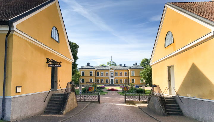 Entré till residenset Marieholm i Mariestad där Vadsbo museum har utställningar i flyglarna. 