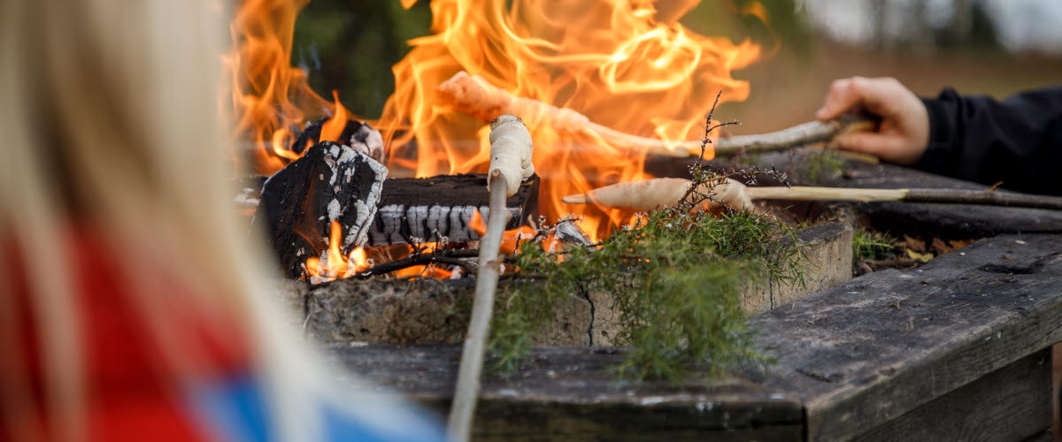 Familj som aktiverar sig utomhus och grillar hos Två Skyttlar.