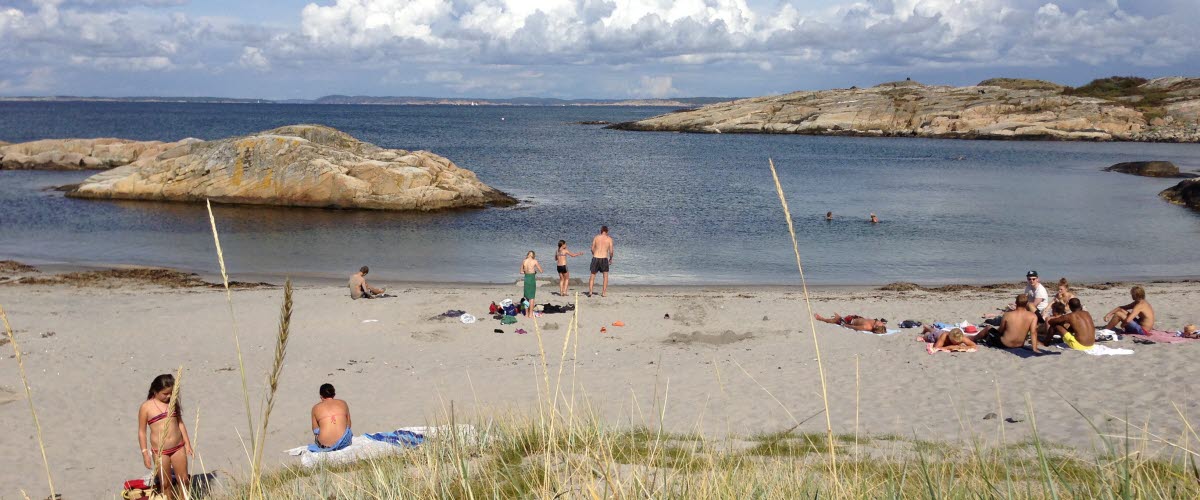 A sunny day at Norrvikarna, North Koster, and people are sitting at a beach.