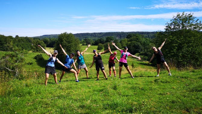 Women on a green treck with Trailhelg.se