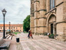 Personer utanför domkyrkan 