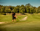 Man spelar golf på onsjö golfklubb en sommardag