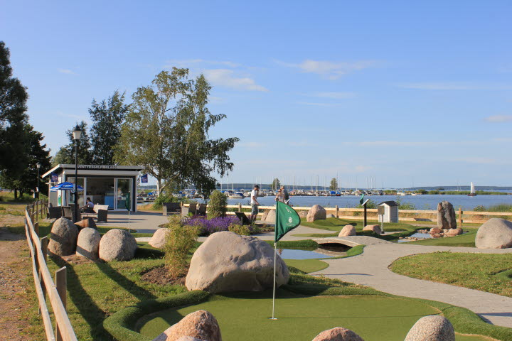 Äventyrsgolf i Mariestad med Vänern i bakgrunden.