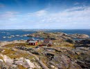 Kosterhavets nationalpark och ön Ursholmen med rödmålade fyrvaktarstugor.