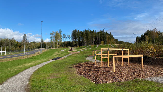 En hinderbana med hinder i trä, på friluftsområdet lassalyckan i Ulricehamn. 