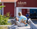 Barn leker utanför naturum Kosterhavet