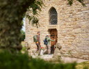 Vandrare besöker Husaby kyrka