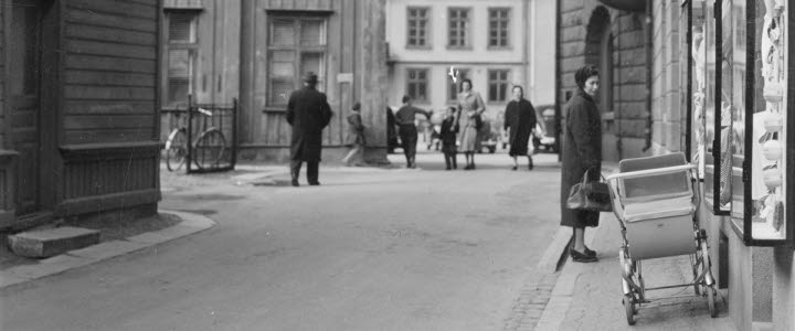 Gammalt foto på stadsmiljö i Skara, Klostergatan med människor