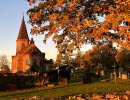 Ornunga kyrka i höstfärger