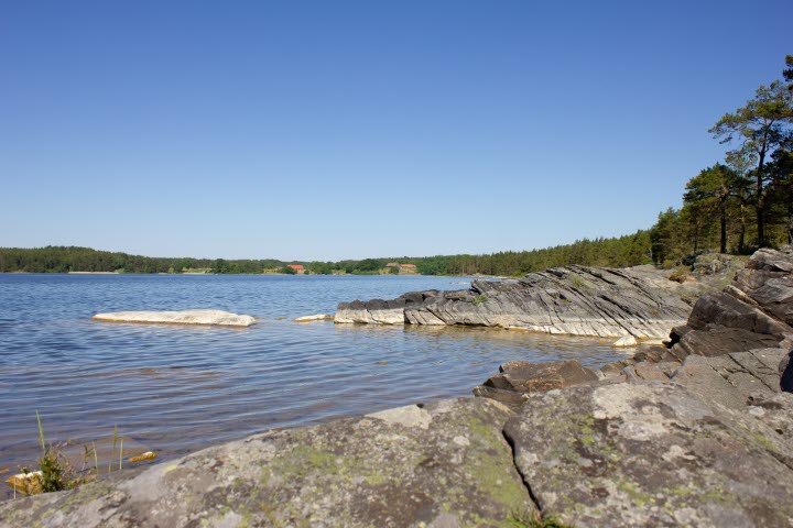 Klippor på Torsö och utsikt över Brommösund.