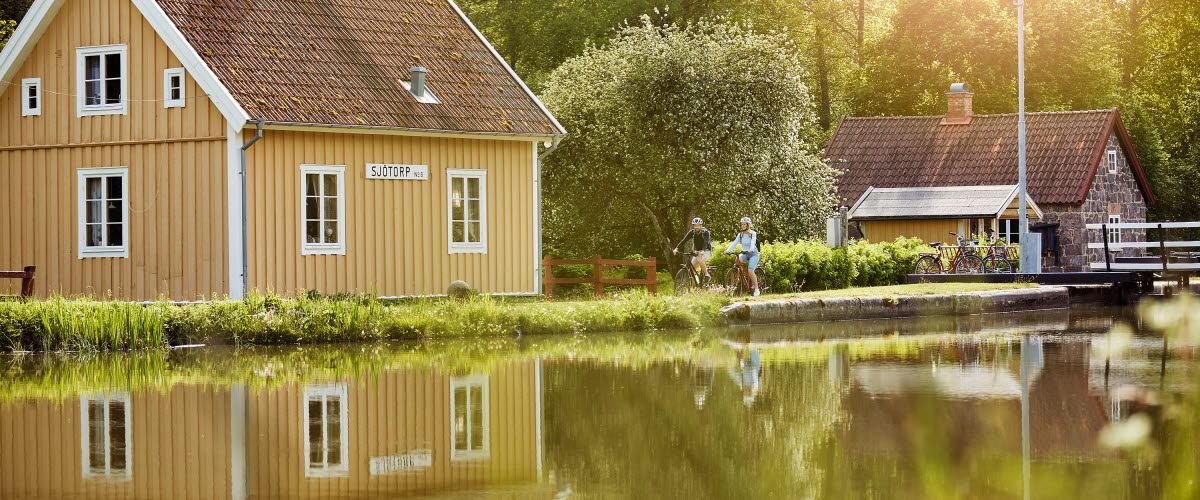 Friends cycling at Vänerleden