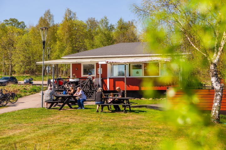 Café Sjöparken med folk som fikar framför