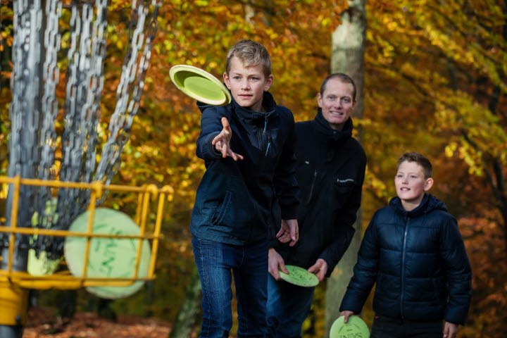 Discgolf, pappa och två söner