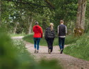 Människor som promenerar i skogsmiljö.