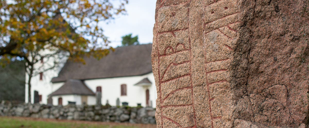 Runsten vid Leksbergs kyrka, Mariestad. 