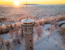 Drönarbild över utsiktstornet med snö i  landskapet.