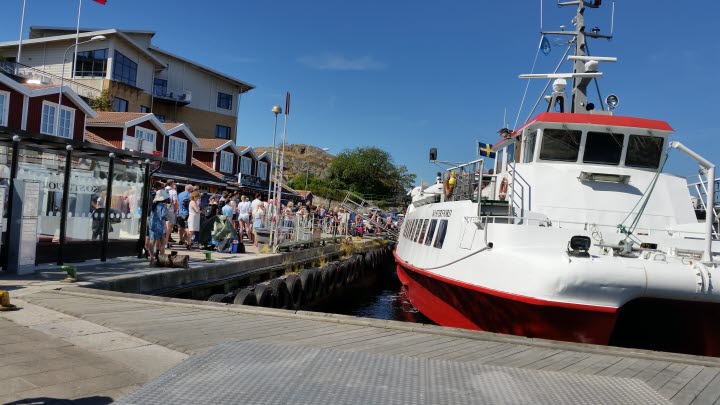 En lång kö har bildats framför Kosterbåten i Strömstads norra hamn. 