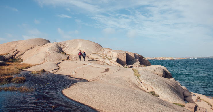 Kvinnor som vandrar Kuststigen genom Lysekil