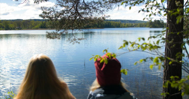 Två personer tittar ut över Flämsjön