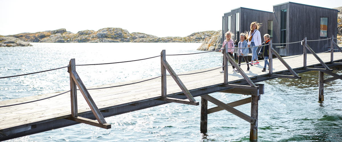 Familj besöker Nordiska Akvarellmuseet i Skärhamn