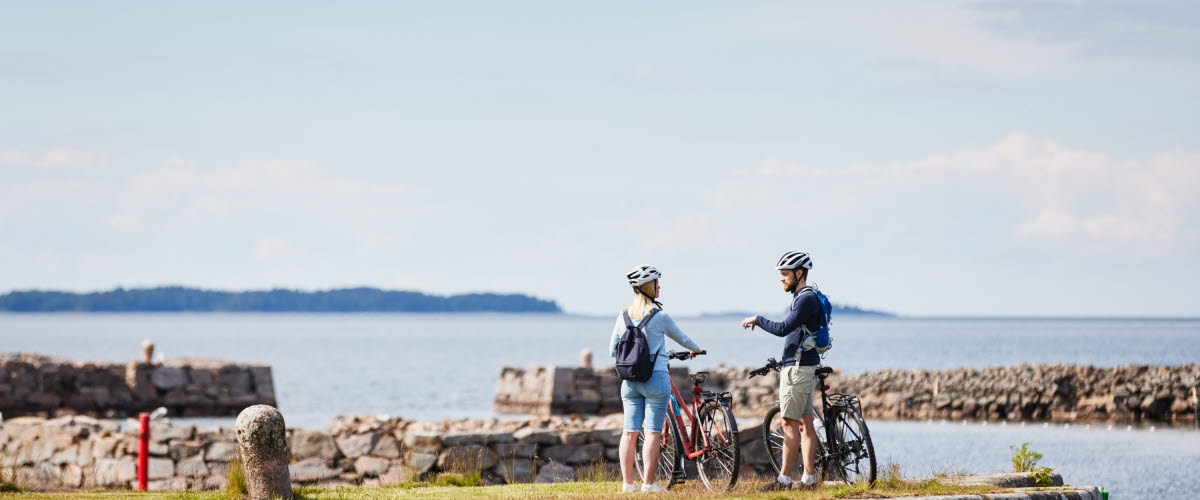 Friends cycling at Vänerleden