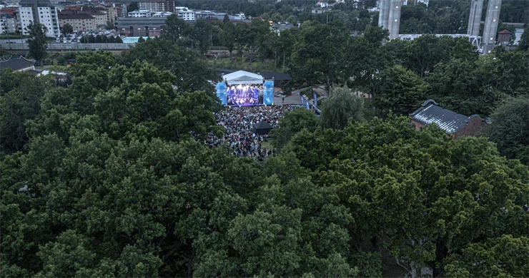 Vy över scenen i Folkets Park under festivalen Fallens Dagar