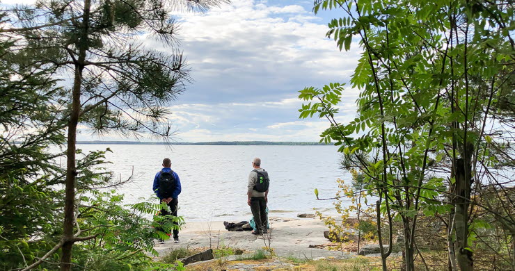 Tre personer på en klippa vid Vänern.