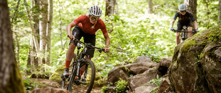 Grupp av människor som cyklar MTB på Billingen.